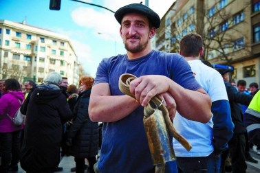 Rompieron su silencio y plantaron sus tractores en medio de la ciudad para gritar su dolor. Agricultores y ganaderos de distintas localidades de Navarra contaron sus preocupaciones porque quieren seguir viviendo de lo que más aman: el campo.