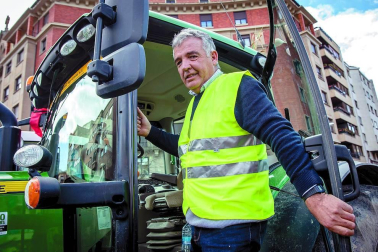 Rompieron su silencio y plantaron sus tractores en medio de la ciudad para gritar su dolor. Agricultores y ganaderos de distintas localidades de Navarra contaron sus preocupaciones porque quieren seguir viviendo de lo que más aman: el campo.