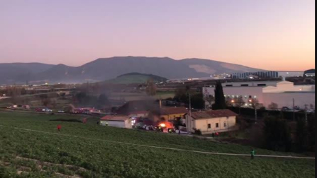 Vídeo | Un coche arde tras el accidente de avioneta en Noáin