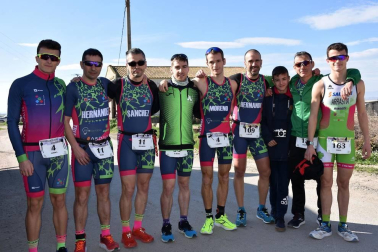 El Ayuntamiento de Valtierra ha organizado, con la colaboración de la sección del Club Filial Triatlón de Valtierra y la Federación Navarra de este deporte, la 8ª edición del Duatlón de Valtierra, una competición popular y federada que busca promover esta especialidad deportiva, que combina carrera y bicicleta. La prueba, que se celebró el domingo 16 de febrero, tuvo salida y meta en la calle Valle del Roncal y congregó a cerca de 250 atletas.