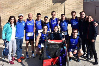 El Ayuntamiento de Valtierra ha organizado, con la colaboración de la sección del Club Filial Triatlón de Valtierra y la Federación Navarra de este deporte, la 8ª edición del Duatlón de Valtierra, una competición popular y federada que busca promover esta especialidad deportiva, que combina carrera y bicicleta. La prueba, que se celebró el domingo 16 de febrero, tuvo salida y meta en la calle Valle del Roncal y congregó a cerca de 250 atletas.