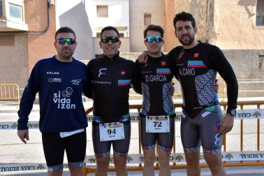 El Ayuntamiento de Valtierra ha organizado, con la colaboración de la sección del Club Filial Triatlón de Valtierra y la Federación Navarra de este deporte, la 8ª edición del Duatlón de Valtierra, una competición popular y federada que busca promover esta especialidad deportiva, que combina carrera y bicicleta. La prueba, que se celebró el domingo 16 de febrero, tuvo salida y meta en la calle Valle del Roncal y congregó a cerca de 250 atletas.