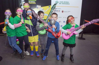 El pabellón Navarra Arena acogió el sábado 15 de febrero el evento 'Minimusic fest en marcha', un evento que gira alrededor de la música en directo pero que aglutina otras muchas actividades a su alrededor como juegos y talleres, mercado Ame & Art Market, hinchables, pintacaras, zona infantil de 0 a 3, fotomatón rockero, gastronomía, etc. Una auténtica fiesta para disfrutar en familia.