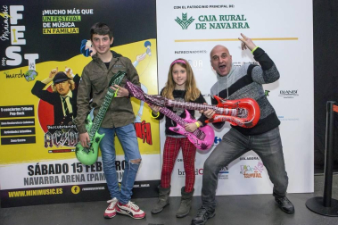 El pabellón Navarra Arena acogió el sábado 15 de febrero el evento 'Minimusic fest en marcha', un evento que gira alrededor de la música en directo pero que aglutina otras muchas actividades a su alrededor como juegos y talleres, mercado Ame & Art Market, hinchables, pintacaras, zona infantil de 0 a 3, fotomatón rockero, gastronomía, etc. Una auténtica fiesta para disfrutar en familia.