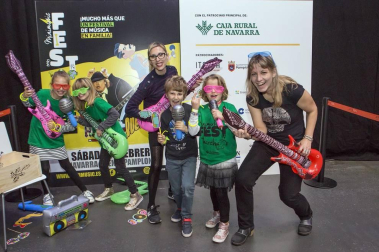 El pabellón Navarra Arena acogió el sábado 15 de febrero el evento 'Minimusic fest en marcha', un evento que gira alrededor de la música en directo pero que aglutina otras muchas actividades a su alrededor como juegos y talleres, mercado Ame & Art Market, hinchables, pintacaras, zona infantil de 0 a 3, fotomatón rockero, gastronomía, etc. Una auténtica fiesta para disfrutar en familia.