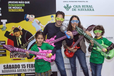 El pabellón Navarra Arena acogió el sábado 15 de febrero el evento 'Minimusic fest en marcha', un evento que gira alrededor de la música en directo pero que aglutina otras muchas actividades a su alrededor como juegos y talleres, mercado Ame & Art Market, hinchables, pintacaras, zona infantil de 0 a 3, fotomatón rockero, gastronomía, etc. Una auténtica fiesta para disfrutar en familia.