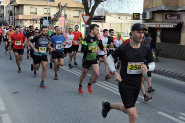 Carcastillo acogió el 16 de febrero la disputa del II Larrate Trail, prueba que en esta ocasión sirvió para decidir los campeones navarros de esta modalidad. Se organizaron dos recorridos en torno al Llano de Larrate, La Rabosera y la zona de Puyalato. El valedero para el título fue el de 21 km, pero también se pudo participar en otro de 10 km.
