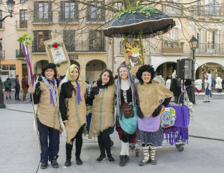 Tras la celebración de la noche de caldereros, los vecinos de Estella celebraron el segundo capítulo de sus carnavales el pasado fin de semana, en este caso dedicado a la tradición rural. ¡Click! acudió a la mañana, al reparto de caldico y salida del tradicional pasacalles de disfraces, protagonizado por los txikis, por las calles del centro.