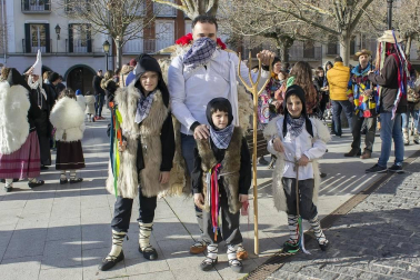 Tras la celebración de la noche de caldereros, los vecinos de Estella celebraron el segundo capítulo de sus carnavales el pasado fin de semana, en este caso dedicado a la tradición rural. ¡Click! acudió a la mañana, al reparto de caldico y salida del tradicional pasacalles de disfraces, protagonizado por los txikis, por las calles del centro.