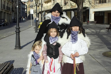 Tras la celebración de la noche de caldereros, los vecinos de Estella celebraron el segundo capítulo de sus carnavales el pasado fin de semana, en este caso dedicado a la tradición rural. ¡Click! acudió a la mañana, al reparto de caldico y salida del tradicional pasacalles de disfraces, protagonizado por los txikis, por las calles del centro.