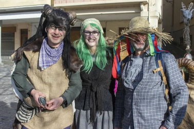 Tras la celebración de la noche de caldereros, los vecinos de Estella celebraron el segundo capítulo de sus carnavales el pasado fin de semana, en este caso dedicado a la tradición rural. ¡Click! acudió a la mañana, al reparto de caldico y salida del tradicional pasacalles de disfraces, protagonizado por los txikis, por las calles del centro.