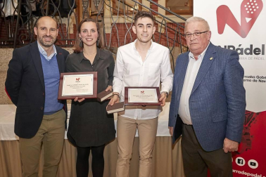 El pasado sábado tuvo lugar la Noche del pádel navarro 2020 en el restaurante El Colegio con la presencia de casi 90 personas. En ella se entregaron los premios de la temporada, que coronaron a Jon Sanz y Marta Sexmilo como los mejores jugadores de la temporada.
