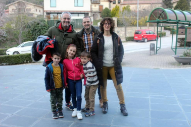 Teatro Paraíso llevo al escenario de la Casa de Cultura María de Maeztu de Berrioplano su obra 'Xocolat'. Una divertida sesión de teatro infantil en la que los más pequeños pudieron disfrutar de una peculiar 'batalla' dulce entre una chocolatera amante de la rutina y otra más curiosa e inquieta.