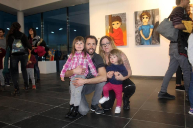Teatro Paraíso llevo al escenario de la Casa de Cultura María de Maeztu de Berrioplano su obra 'Xocolat'. Una divertida sesión de teatro infantil en la que los más pequeños pudieron disfrutar de una peculiar 'batalla' dulce entre una chocolatera amante de la rutina y otra más curiosa e inquieta.