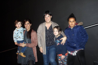 Teatro Paraíso llevo al escenario de la Casa de Cultura María de Maeztu de Berrioplano su obra 'Xocolat'. Una divertida sesión de teatro infantil en la que los más pequeños pudieron disfrutar de una peculiar 'batalla' dulce entre una chocolatera amante de la rutina y otra más curiosa e inquieta.