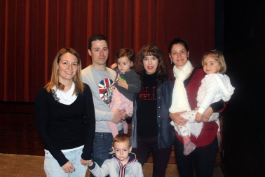 Teatro Paraíso llevo al escenario de la Casa de Cultura María de Maeztu de Berrioplano su obra 'Xocolat'. Una divertida sesión de teatro infantil en la que los más pequeños pudieron disfrutar de una peculiar 'batalla' dulce entre una chocolatera amante de la rutina y otra más curiosa e inquieta.