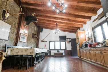 A las faldas del cabezón de Echauri, casi 4.000 m2 de terreno en Ciriza alojan esta propiedad especial y única.