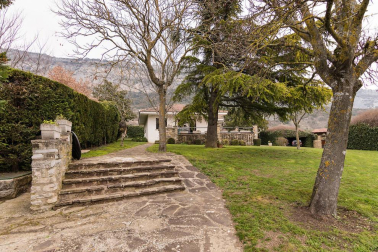 A las faldas del cabezón de Echauri, casi 4.000 m2 de terreno en Ciriza alojan esta propiedad especial y única.