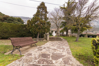 A las faldas del cabezón de Echauri, casi 4.000 m2 de terreno en Ciriza alojan esta propiedad especial y única.