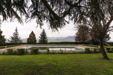 A las faldas del cabezón de Echauri, casi 4.000 m2 de terreno en Ciriza alojan esta propiedad especial y única.