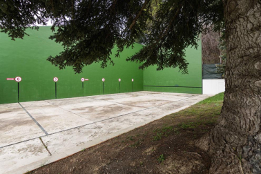 A las faldas del cabezón de Echauri, casi 4.000 m2 de terreno en Ciriza alojan esta propiedad especial y única.