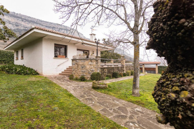 A las faldas del cabezón de Echauri, casi 4.000 m2 de terreno en Ciriza alojan esta propiedad especial y única.