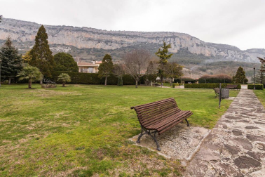 A las faldas del cabezón de Echauri, casi 4.000 m2 de terreno en Ciriza alojan esta propiedad especial y única.