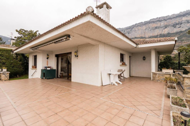 A las faldas del cabezón de Echauri, casi 4.000 m2 de terreno en Ciriza alojan esta propiedad especial y única.