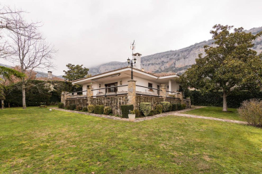 A las faldas del cabezón de Echauri, casi 4.000 m2 de terreno en Ciriza alojan esta propiedad especial y única.