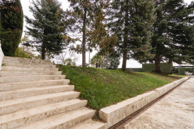 A las faldas del cabezón de Echauri, casi 4.000 m2 de terreno en Ciriza alojan esta propiedad especial y única.