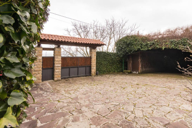 A las faldas del cabezón de Echauri, casi 4.000 m2 de terreno en Ciriza alojan esta propiedad especial y única.