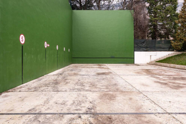 A las faldas del cabezón de Echauri, casi 4.000 m2 de terreno en Ciriza alojan esta propiedad especial y única.