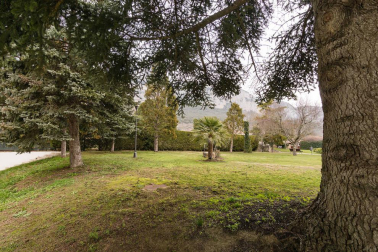 A las faldas del cabezón de Echauri, casi 4.000 m2 de terreno en Ciriza alojan esta propiedad especial y única.