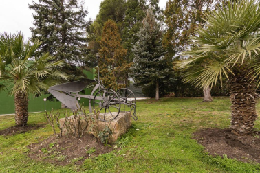 A las faldas del cabezón de Echauri, casi 4.000 m2 de terreno en Ciriza alojan esta propiedad especial y única.
