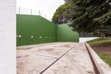 A las faldas del cabezón de Echauri, casi 4.000 m2 de terreno en Ciriza alojan esta propiedad especial y única.