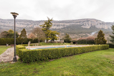 A las faldas del cabezón de Echauri, casi 4.000 m2 de terreno en Ciriza alojan esta propiedad especial y única.