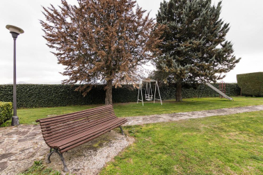 A las faldas del cabezón de Echauri, casi 4.000 m2 de terreno en Ciriza alojan esta propiedad especial y única.