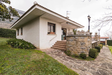 A las faldas del cabezón de Echauri, casi 4.000 m2 de terreno en Ciriza alojan esta propiedad especial y única.