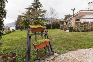 A las faldas del cabezón de Echauri, casi 4.000 m2 de terreno en Ciriza alojan esta propiedad especial y única.