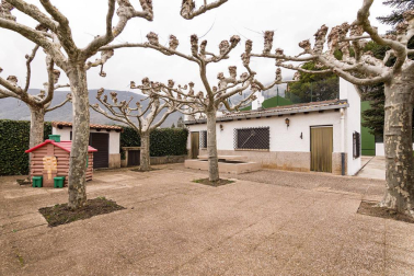 A las faldas del cabezón de Echauri, casi 4.000 m2 de terreno en Ciriza alojan esta propiedad especial y única.