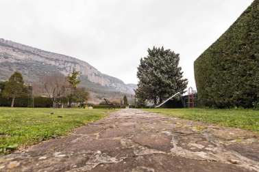 A las faldas del cabezón de Echauri, casi 4.000 m2 de terreno en Ciriza alojan esta propiedad especial y única.