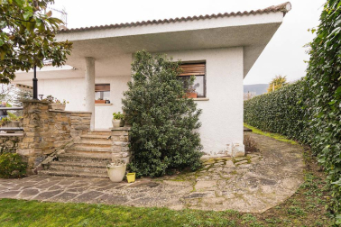 A las faldas del cabezón de Echauri, casi 4.000 m2 de terreno en Ciriza alojan esta propiedad especial y única.
