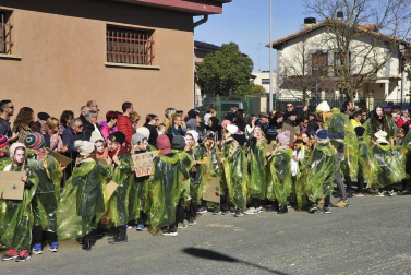 Imágenes del Carnaval Escolar de Tafalla en el que participaron los escolares de Educación Infantil y Primaria del colegio público Marqués de la Real Defensa, ikastola Garcés de los Fayos y Escolapios