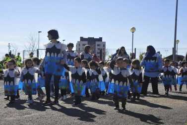 Imágenes del Carnaval Escolar de Tafalla en el que participaron los escolares de Educación Infantil y Primaria del colegio público Marqués de la Real Defensa, ikastola Garcés de los Fayos y Escolapios