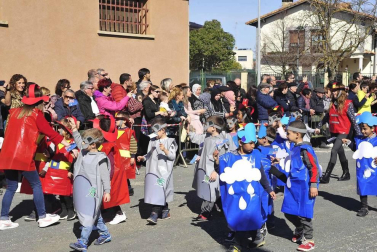Imágenes del Carnaval Escolar de Tafalla en el que participaron los escolares de Educación Infantil y Primaria del colegio público Marqués de la Real Defensa, ikastola Garcés de los Fayos y Escolapios