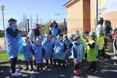 Imágenes del Carnaval Escolar de Tafalla en el que participaron los escolares de Educación Infantil y Primaria del colegio público Marqués de la Real Defensa, ikastola Garcés de los Fayos y Escolapios