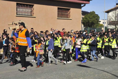 Imágenes del Carnaval Escolar de Tafalla en el que participaron los escolares de Educación Infantil y Primaria del colegio público Marqués de la Real Defensa, ikastola Garcés de los Fayos y Escolapios