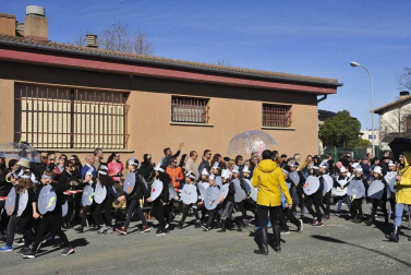 Imágenes del Carnaval Escolar de Tafalla en el que participaron los escolares de Educación Infantil y Primaria del colegio público Marqués de la Real Defensa, ikastola Garcés de los Fayos y Escolapios