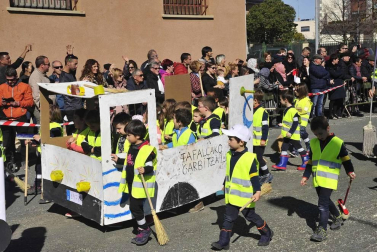 Imágenes del Carnaval Escolar de Tafalla en el que participaron los escolares de Educación Infantil y Primaria del colegio público Marqués de la Real Defensa, ikastola Garcés de los Fayos y Escolapios