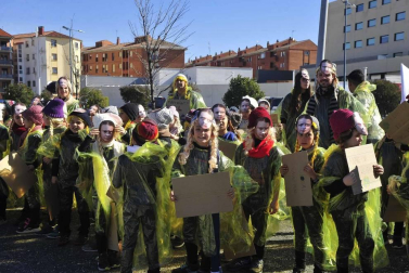 Imágenes del Carnaval Escolar de Tafalla en el que participaron los escolares de Educación Infantil y Primaria del colegio público Marqués de la Real Defensa, ikastola Garcés de los Fayos y Escolapios